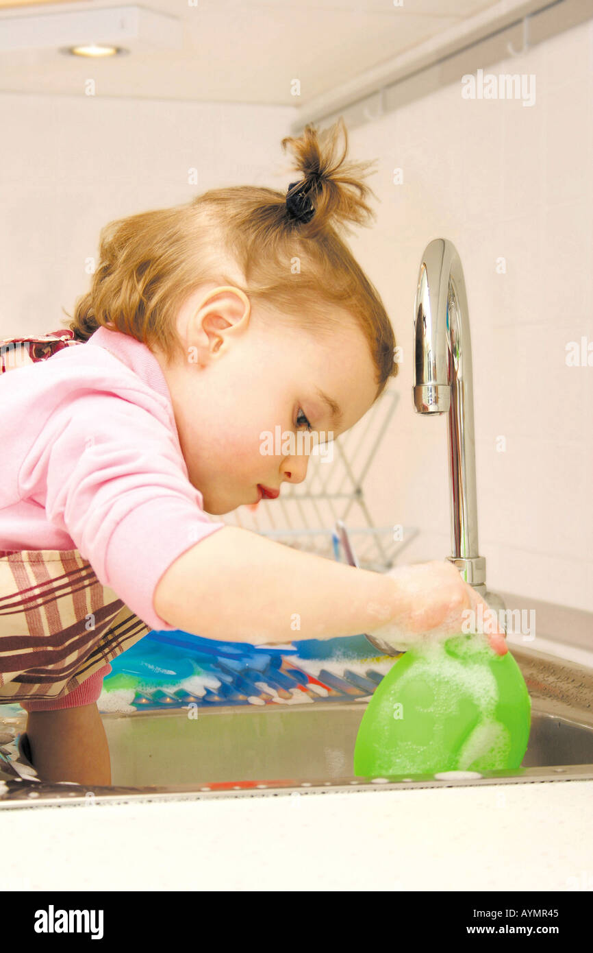 Kleines Maedchen macht den Abwasch Banque D'Images