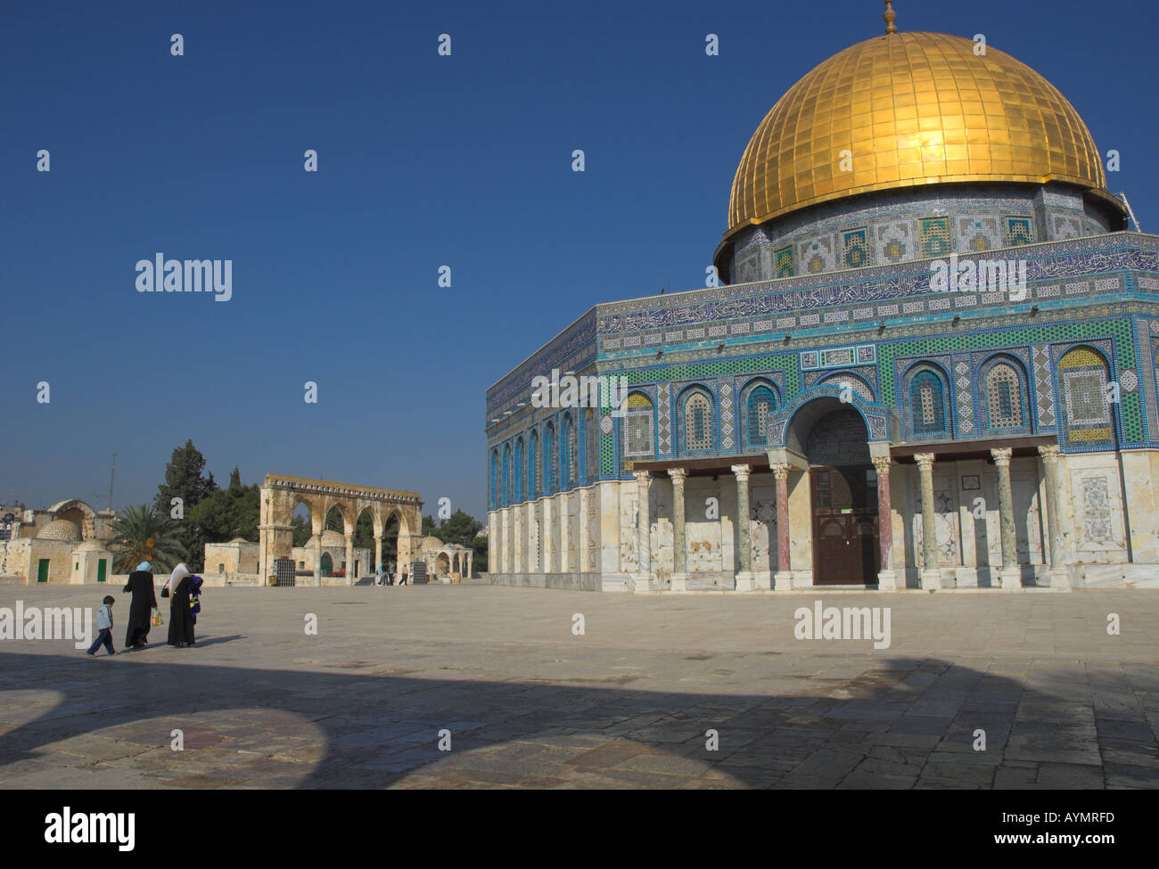 Israël Jérusalem Vieille Ville Dôme du Rocher vue de la mosquée avec des arcs et de l'ombre 2 femmes et enfants muslem Banque D'Images