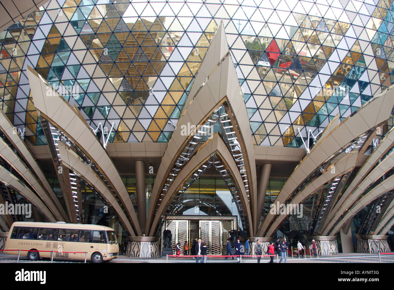 La grande surface vitrée SUR L'ARCHITECTURE MODERNE DU GRAN LISBOA CASINO À MACAO Banque D'Images