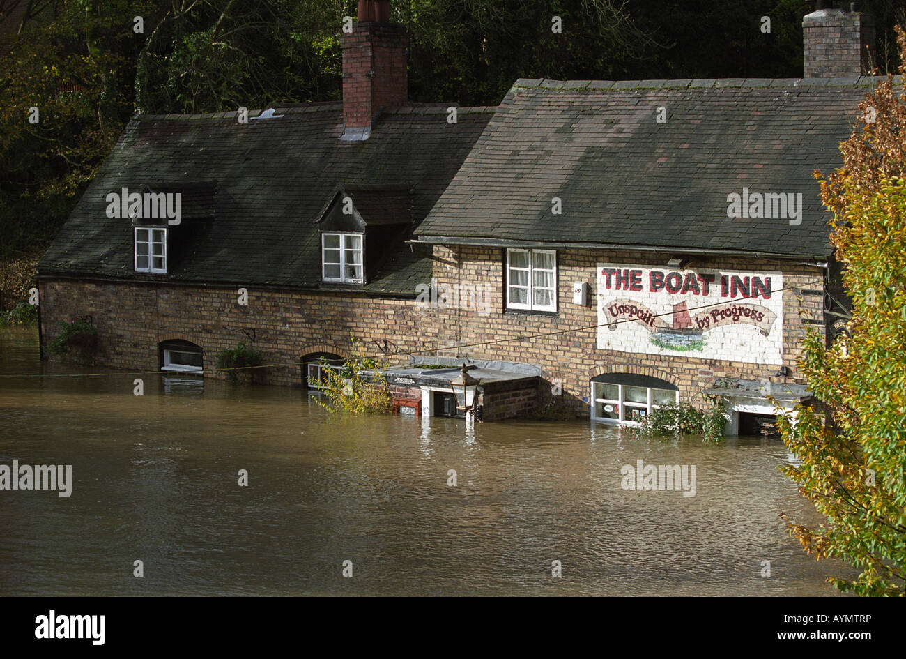 La rivière Severn à inondation sur le bateau en 2000 Jackfield Inn Banque D'Images