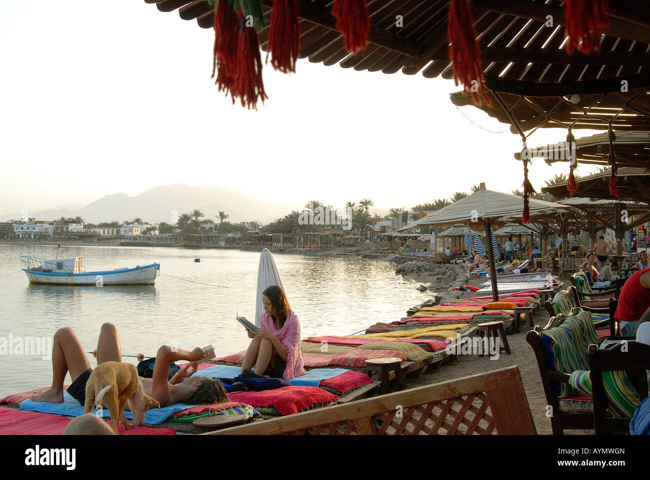 Les touristes sont pour le coucher du soleil sur la plage de Dahab, Egypte Banque D'Images