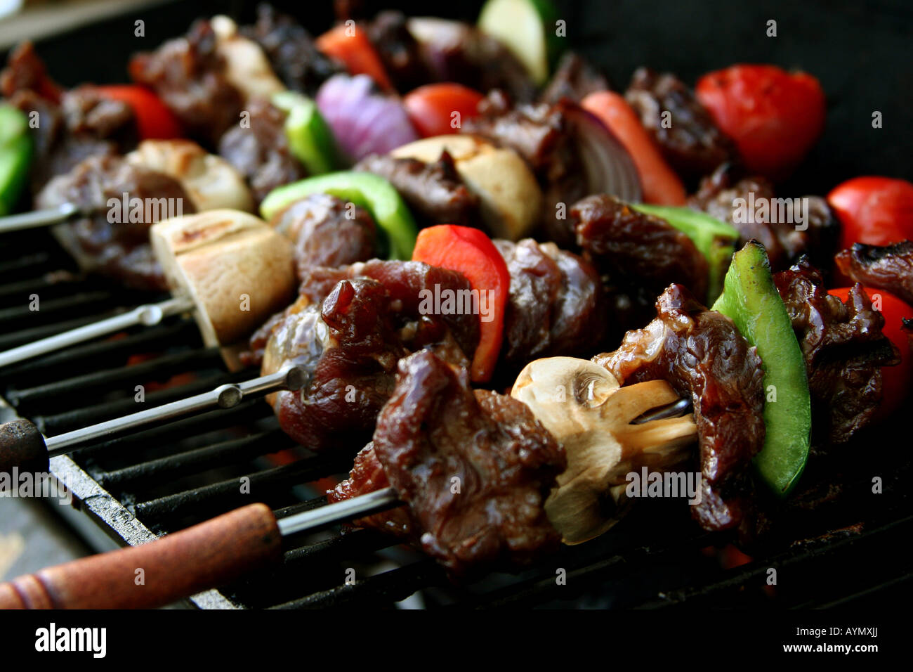 Barbecue grésillantes bâtons avec viande et légumes Banque D'Images