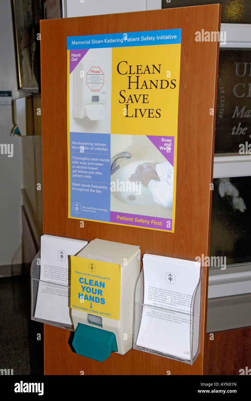 Un signe à l'hôpital rappelle au personnel et aux visiteurs de conserver des mains propres Banque D'Images