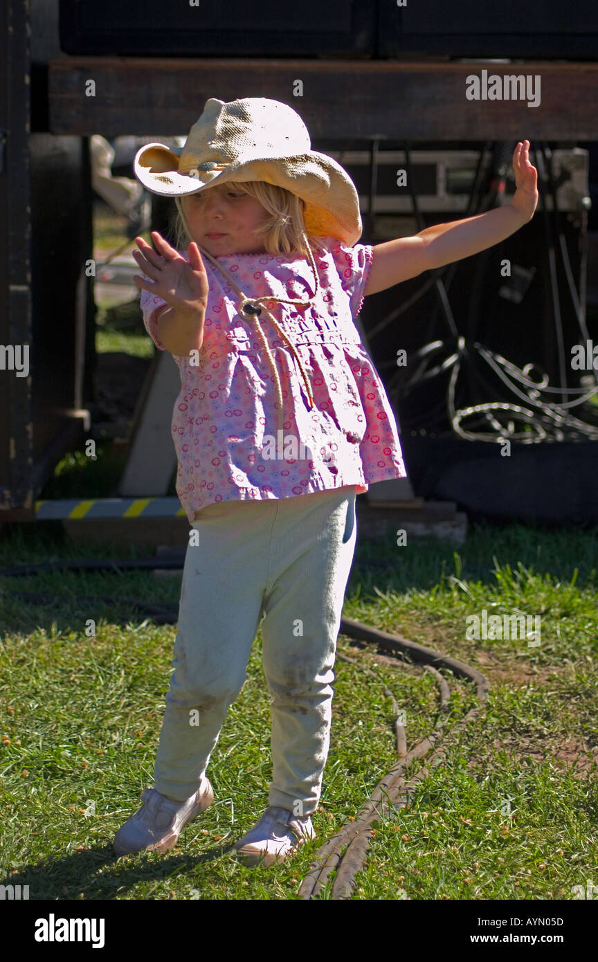 Cowgirl jeunes danse au Monterey Bay BLUES FESTIVAL de Monterey, en Californie Banque D'Images