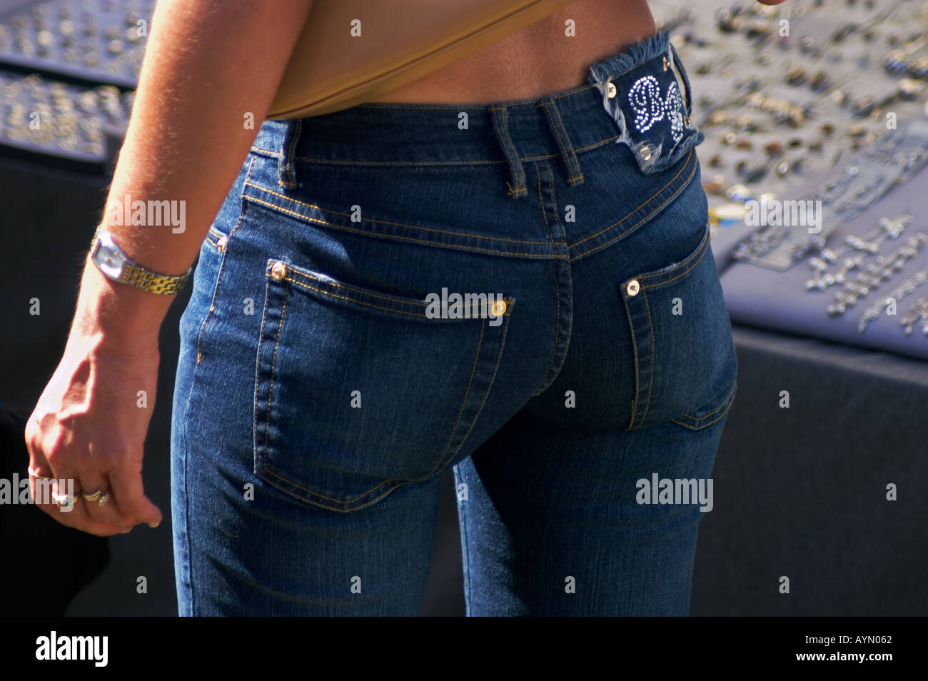 Jeans serrés sur une jeune femme au Monterey Bay BLUES FESTIVAL de Monterey, en Californie Banque D'Images