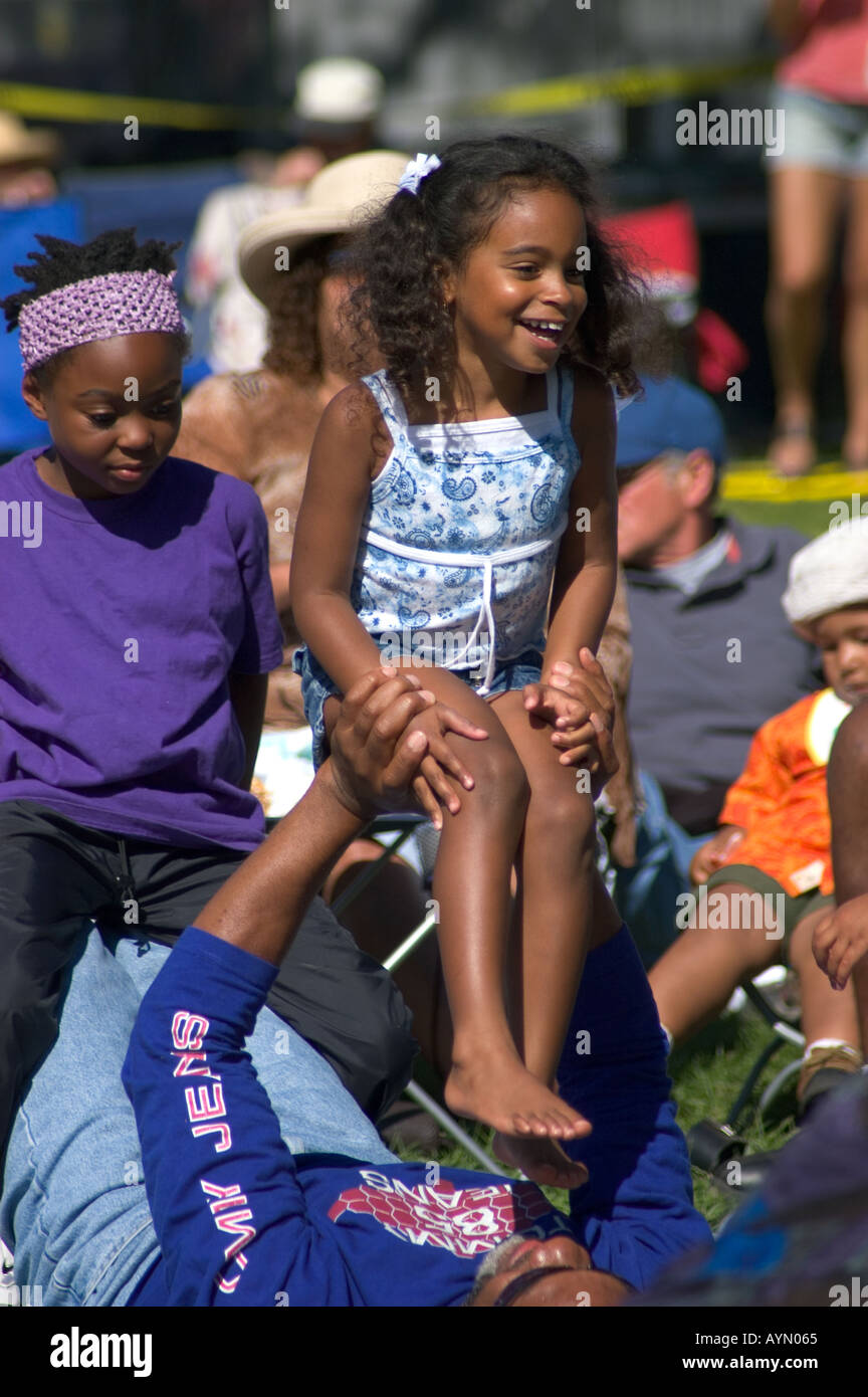 Young African American girl aime la musique au Monterey Bay BLUES FESTIVAL de Monterey, en Californie Banque D'Images