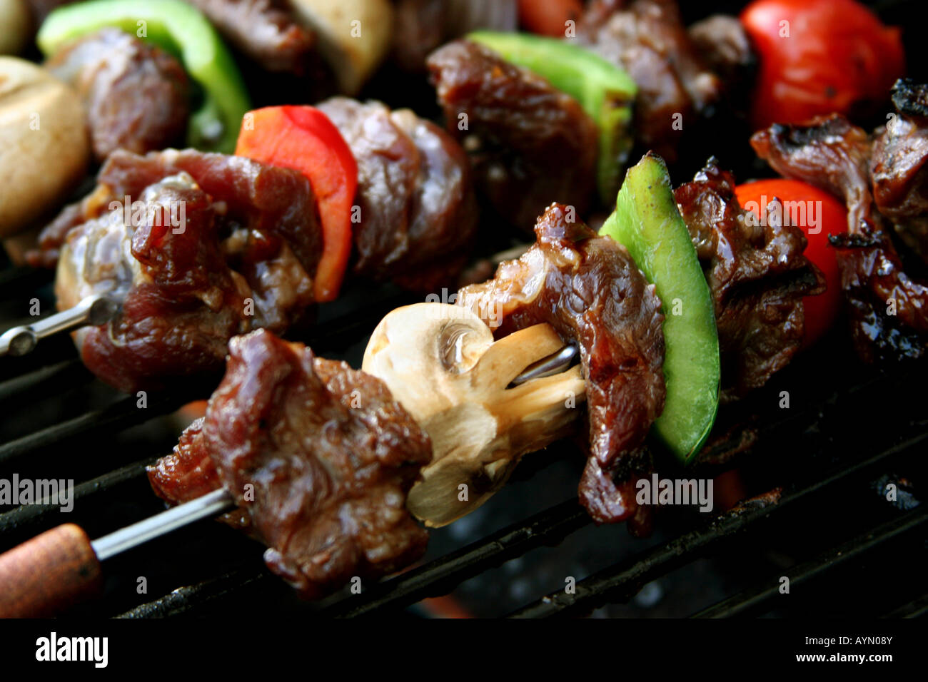 Bâtonnets de barbecue avec viande et légumes Banque D'Images