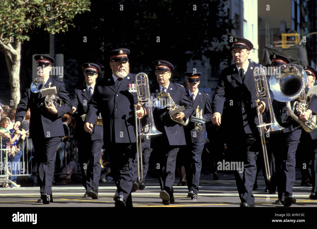 25 avril 2004 Anzac Day Parade Sydney NSW Australie Marching Band de l'Armée du salut et de jouer à travers les rues de Sydney Banque D'Images