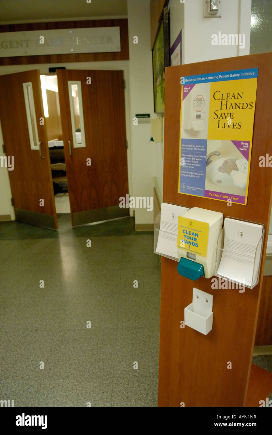 Un signe à l'hôpital rappelle au personnel et aux visiteurs de conserver des mains propres Banque D'Images
