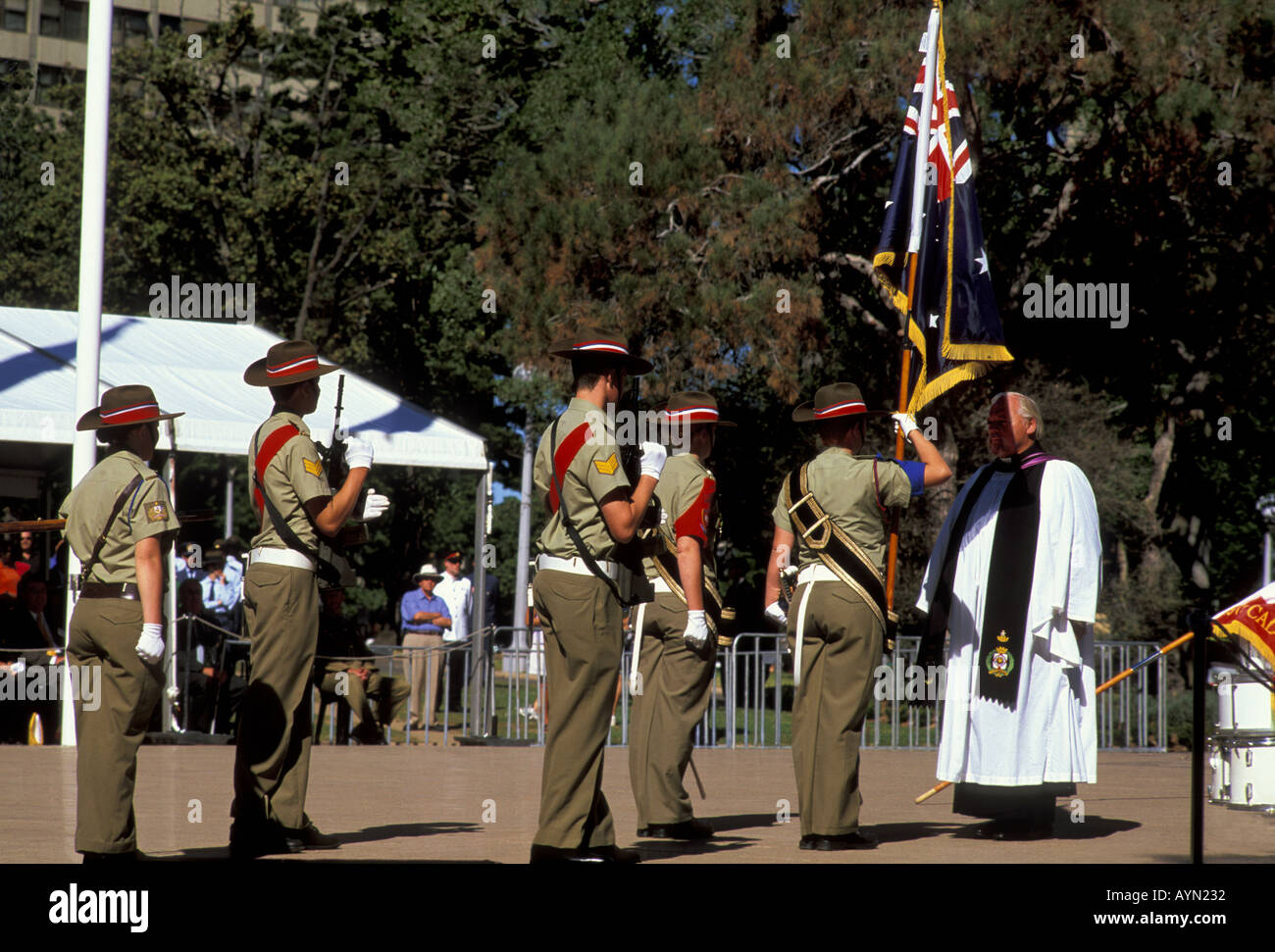 Anzac Memorial Hyde Park South Sydney NSW Scots College de l'unité des cadets de la partie couleur et l'aumônier mars avec Drapeaux nationaux Banque D'Images