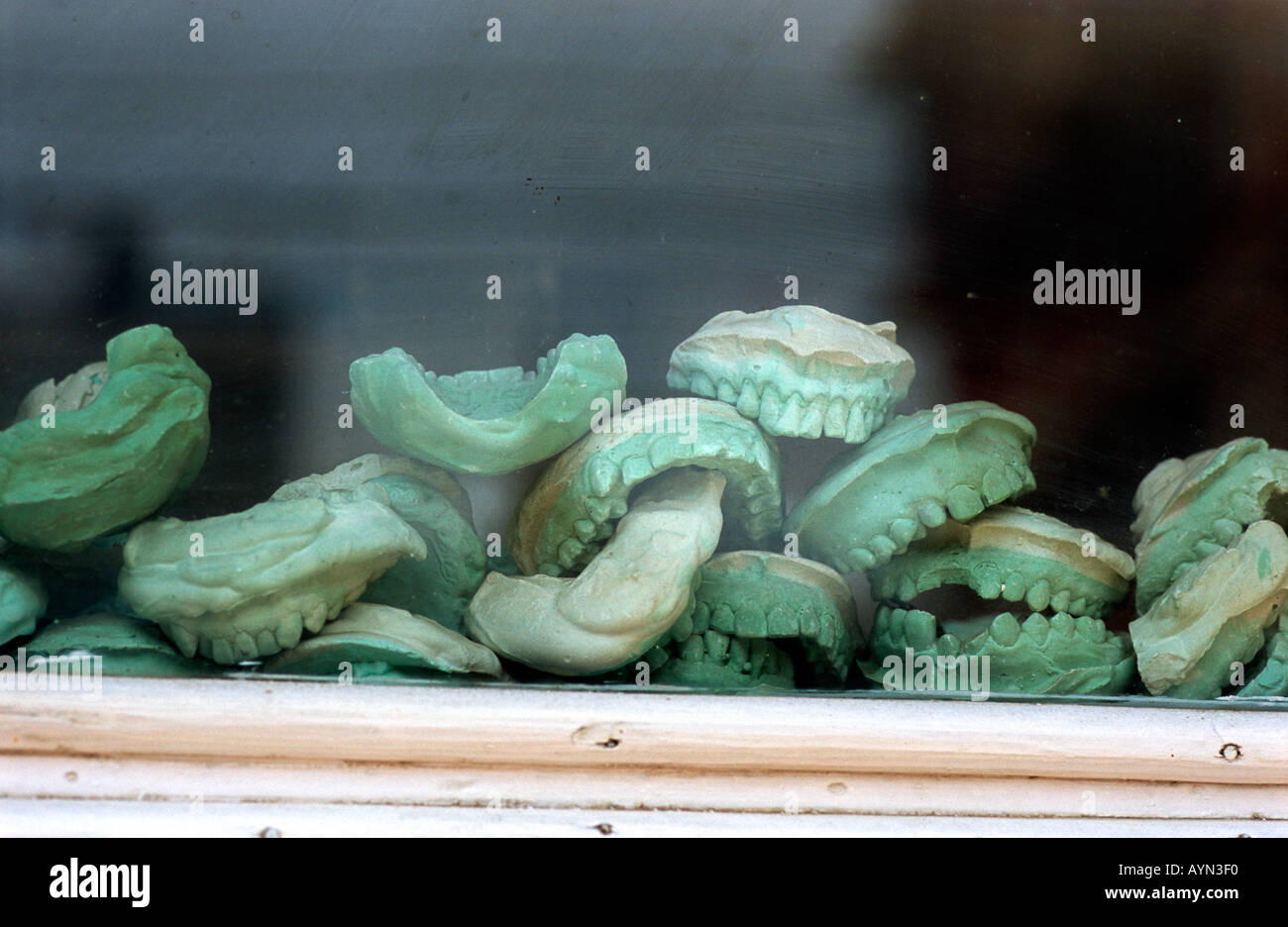 Green en plâtre pour dentiers dentiste dans une vitrine à Katmandou au Népal Banque D'Images