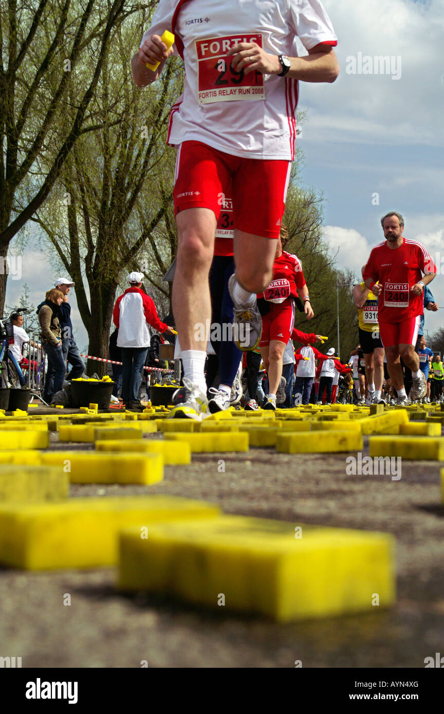 Rafraîchir jaune éponges éparpillés sur route au Marathon de Rotterdam, le 13 avril 2008, Pays-Bas Banque D'Images