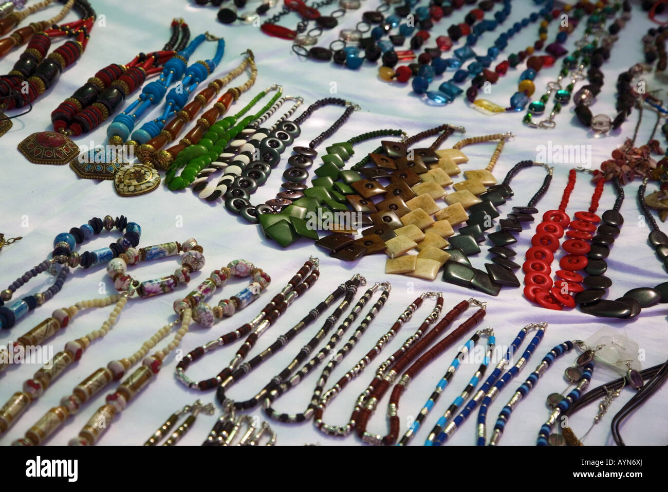 Rangées de colliers et bracelets sur un marché à Costa Calma,  Fuerteventura, Îles Canaries, Espagne Photo Stock - Alamy