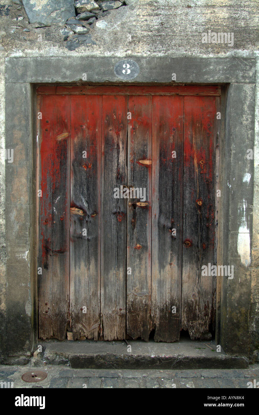 Porte en bois en décomposition à Porto da Cruz, à Madère, au Portugal. Banque D'Images