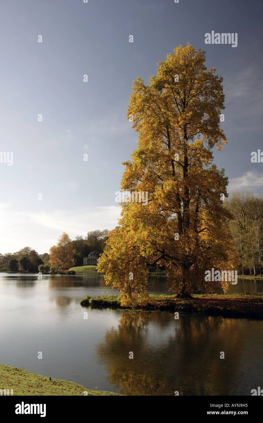 Un exemple remarquable de l'English style paysager avec son lac et les temples Stourhead a été conçu par Henry Hoare Banque D'Images