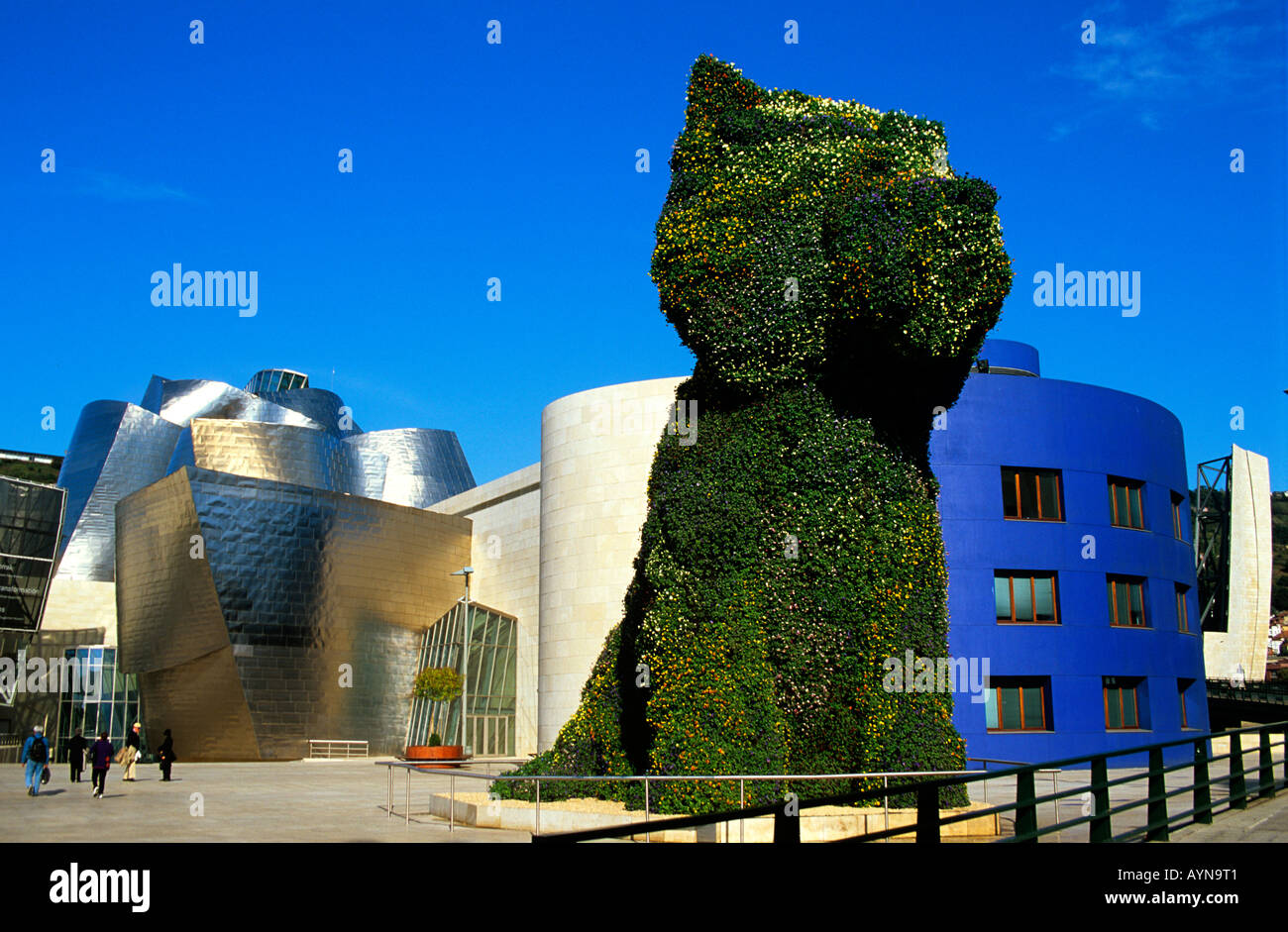 Museun, Guggenheim Bilbao, Espagne par Frank Gehry avec cat sculpture de Jeff Koons. Banque D'Images