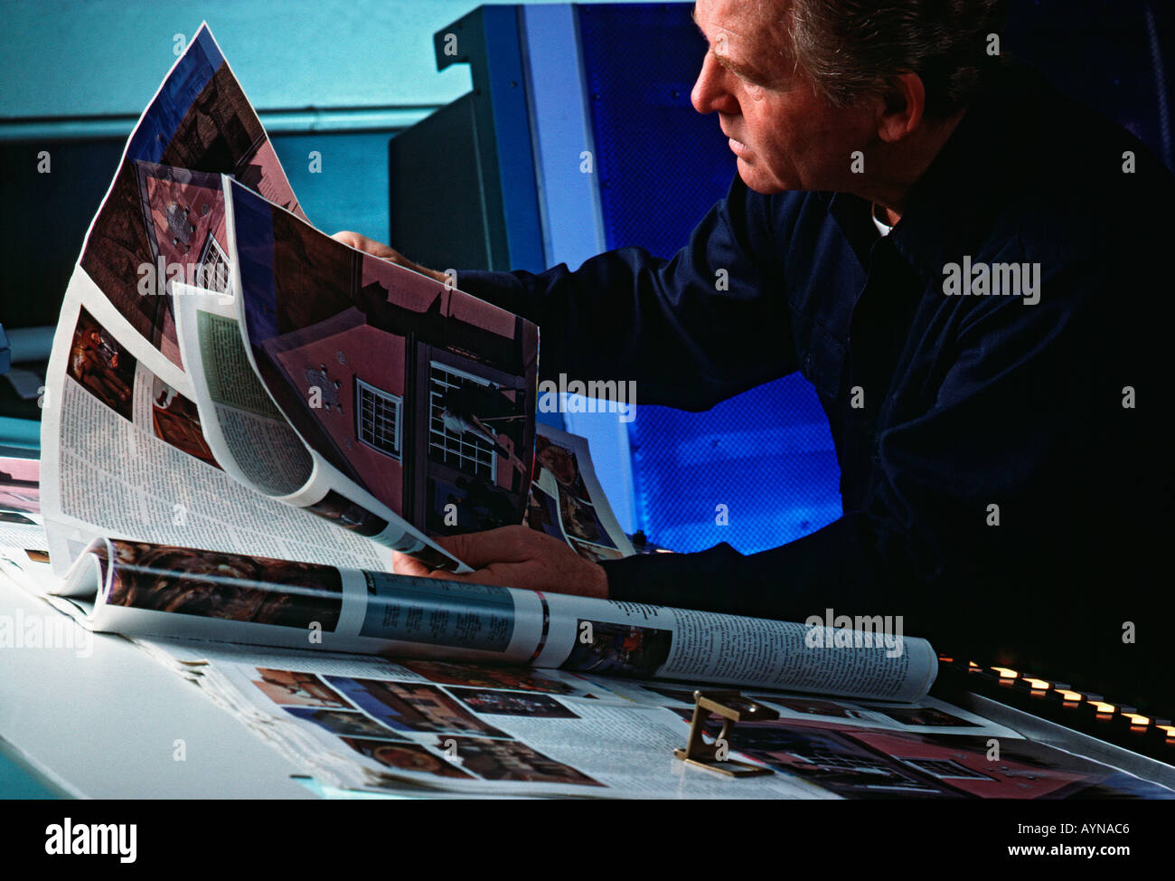 Caucasian pressman examiner la preuve dans l'impression offset feuilles plante Banque D'Images