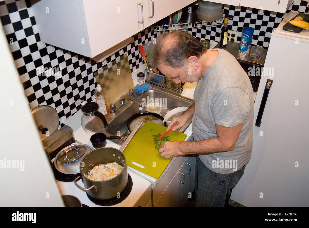 Petite cuisine dans la cuisine de l'homme Banque D'Images