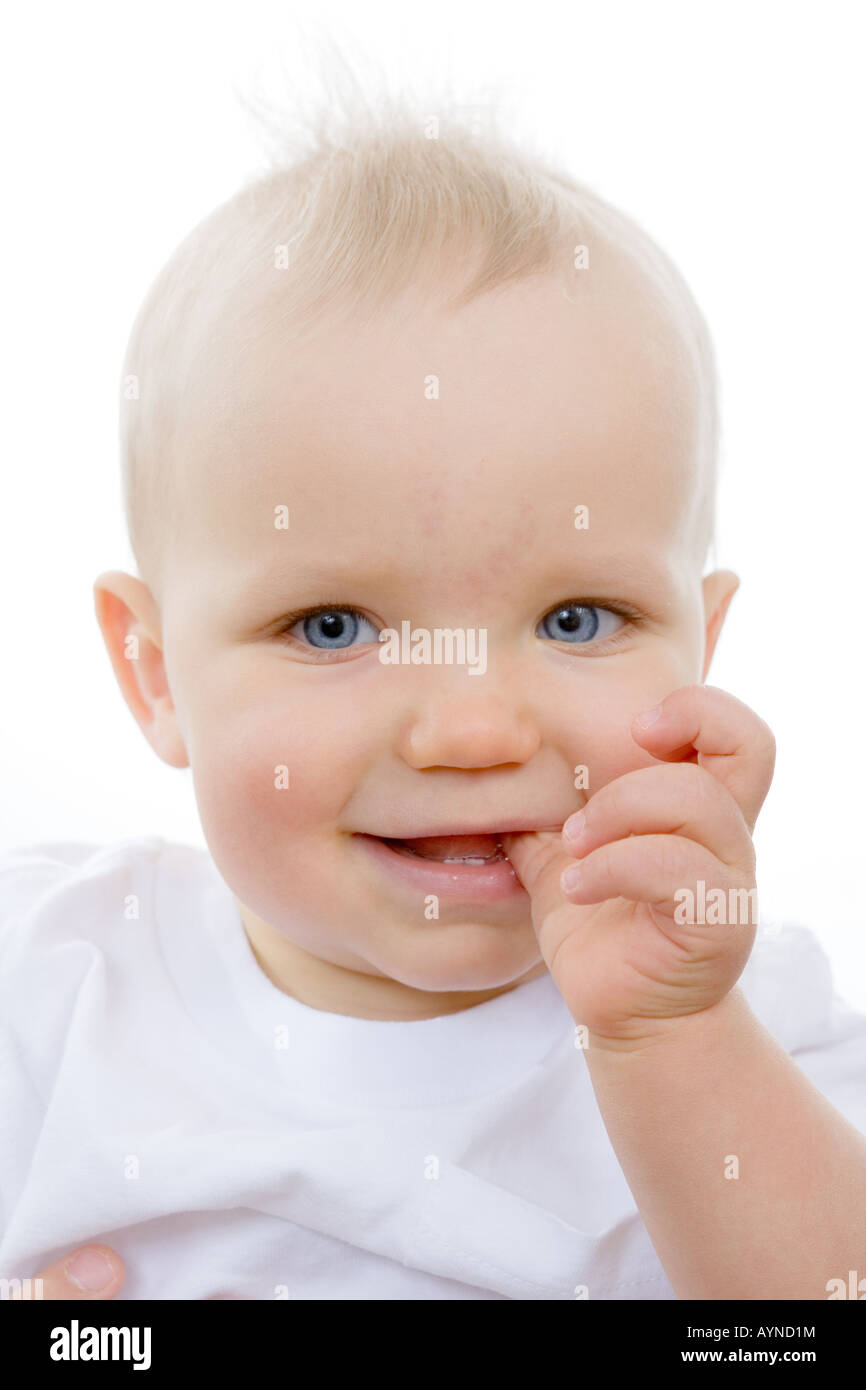 Cute infant avec pouce dans sa bouche Banque D'Images