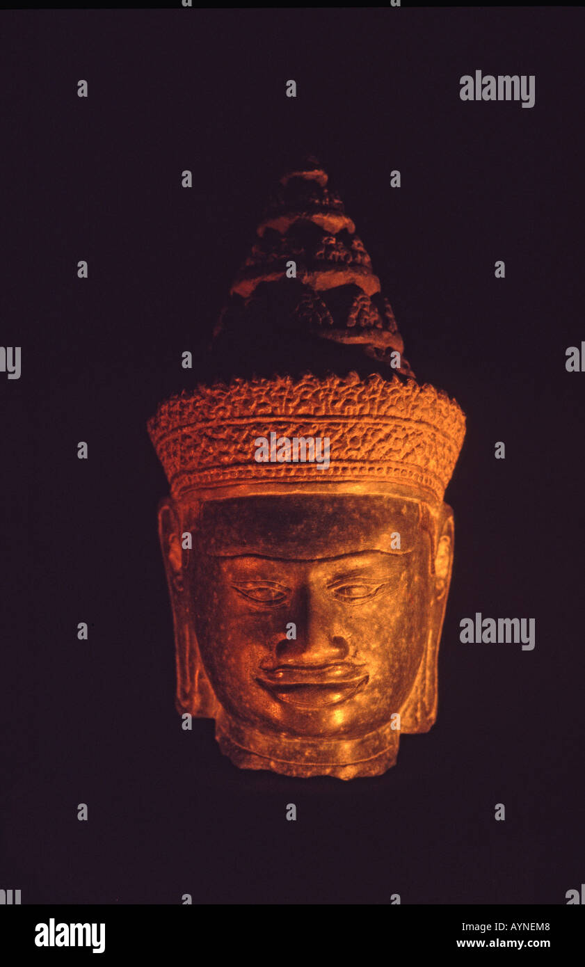 Le CAMBODGE. Un rare fer et pierre sculpture d'un bouddha souriant tête. Banque D'Images