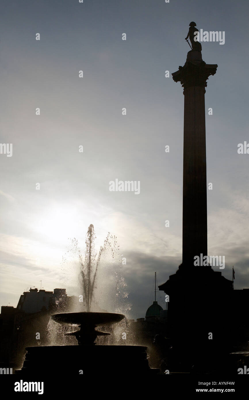 Nelsons Column et fontaine en silhouette. Trafalgar Square, London, England, UK Banque D'Images