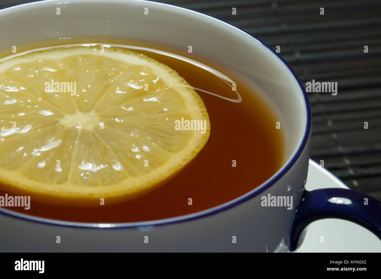 Gros plan d'une tranche de citron dans une tasse de thé Banque D'Images