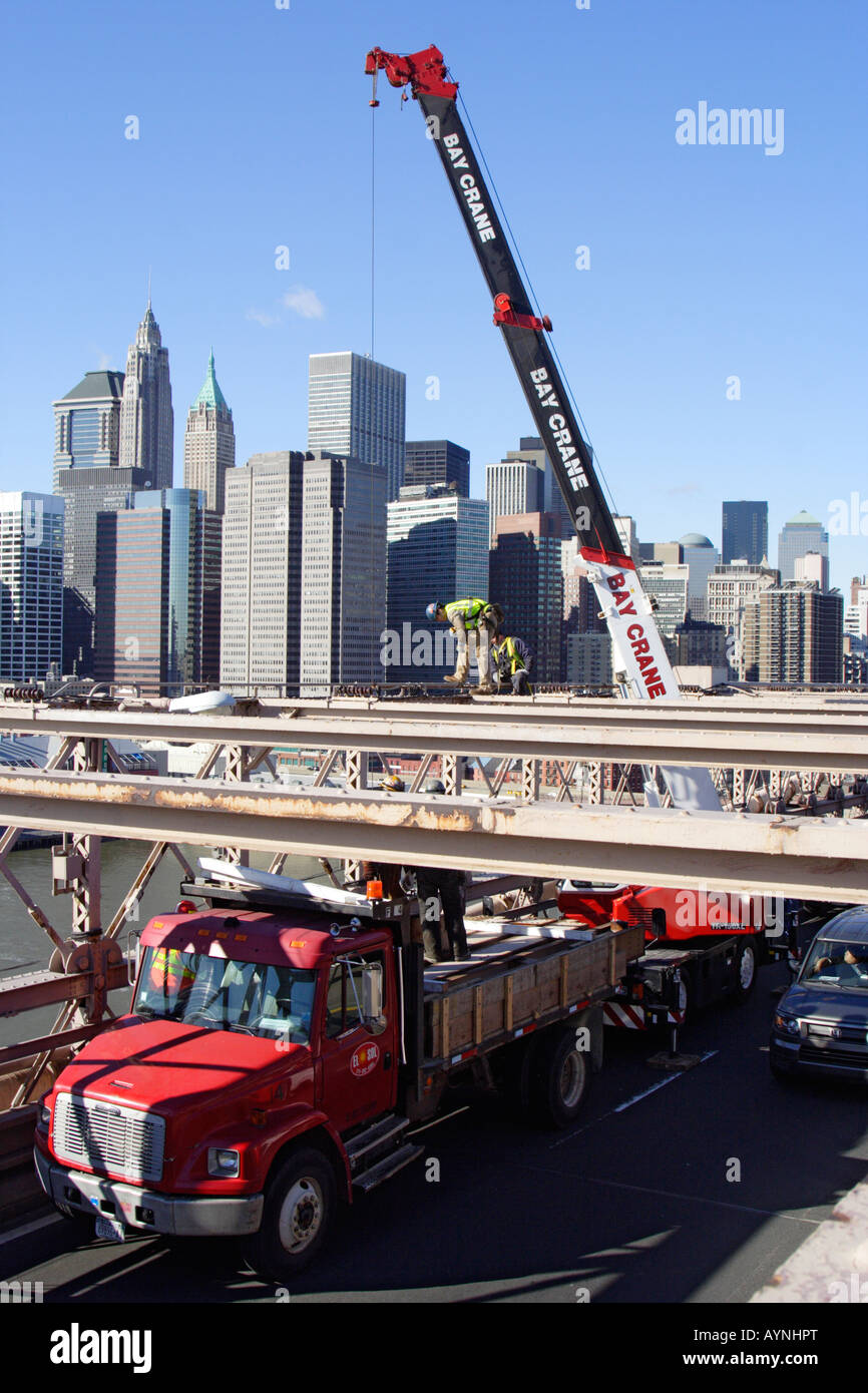 Deux travailleurs de la construction l'article sur le fer du pont de Brooklyn, New York, USA Banque D'Images