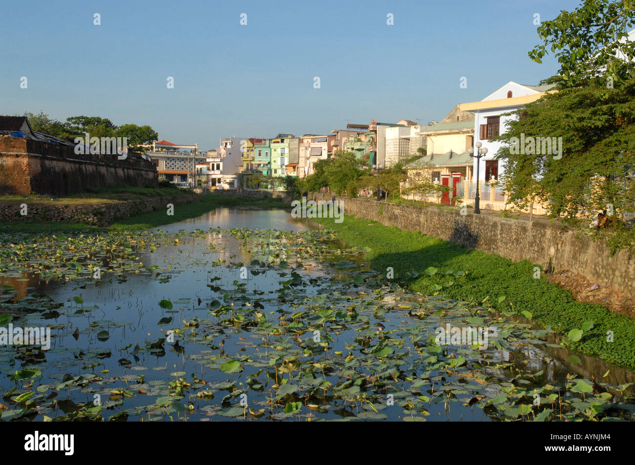 Ville de Huê, vue depuis un pont de pierre menant à de la citadelle de Hué Vietnam Banque D'Images
