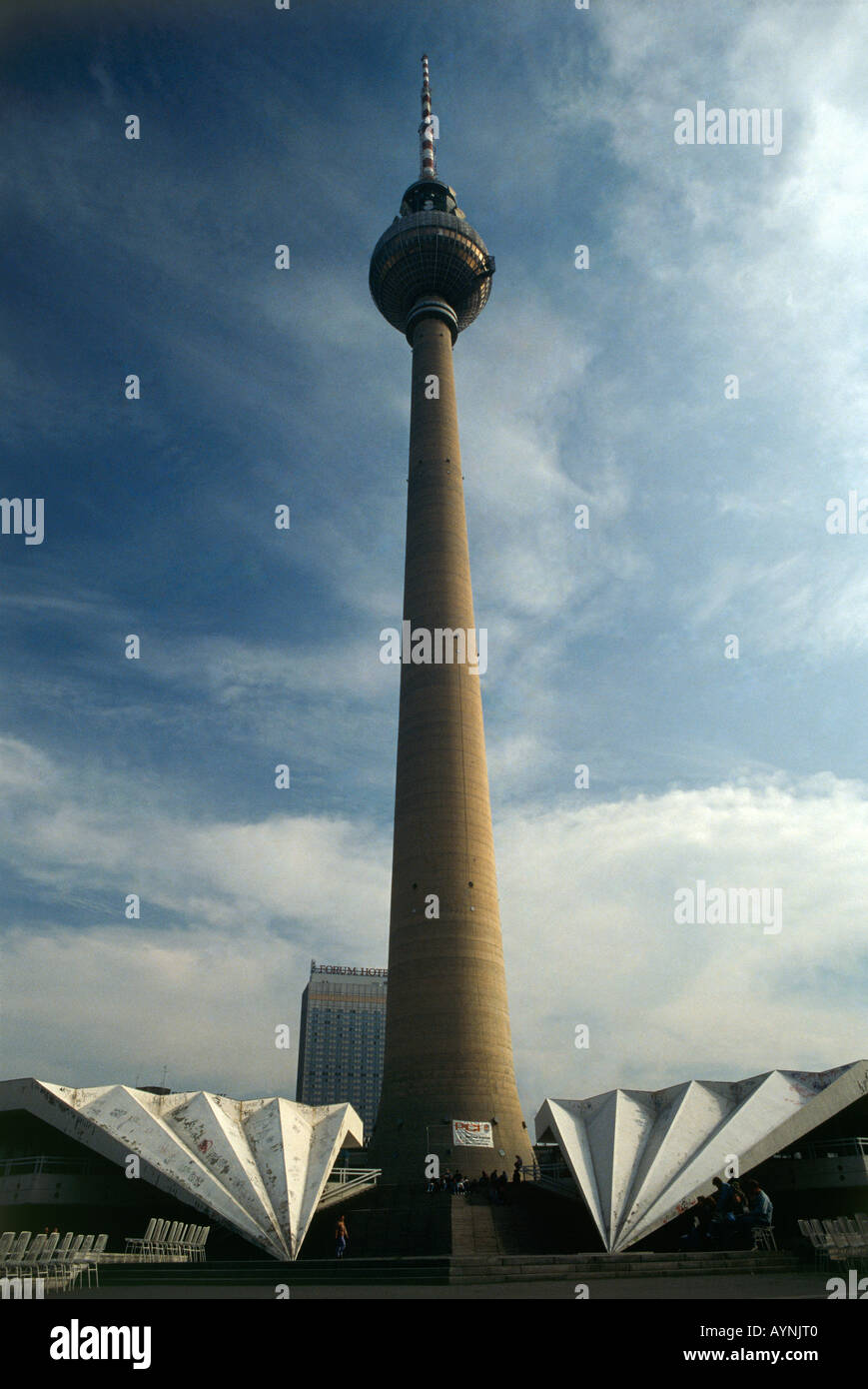 La tour de télévision Fernsehturm Alexanderplatz à Berlin l'un des principaux monuments s avec une plate-forme d'observation à 207 mètres et un restaurant tournant Banque D'Images