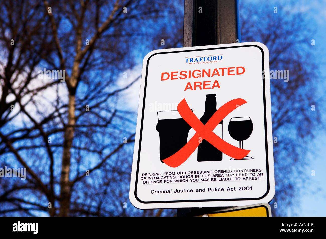 La consommation d'alcool interdite panneau routier Trafford Manchester UK Banque D'Images