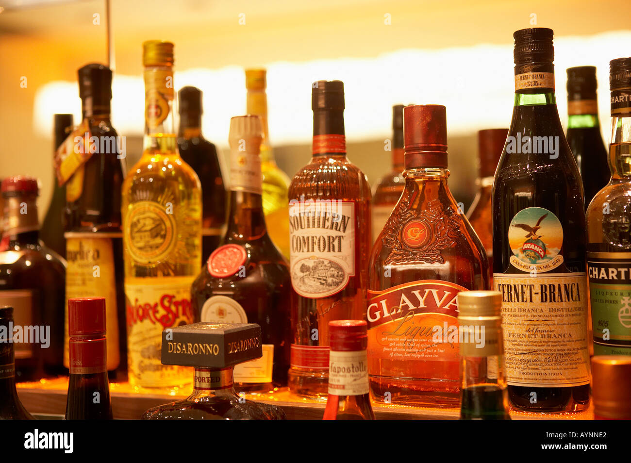 Sélection de bouteilles de whisky et de liqueurs sur étagères en verre EN BAR Banque D'Images