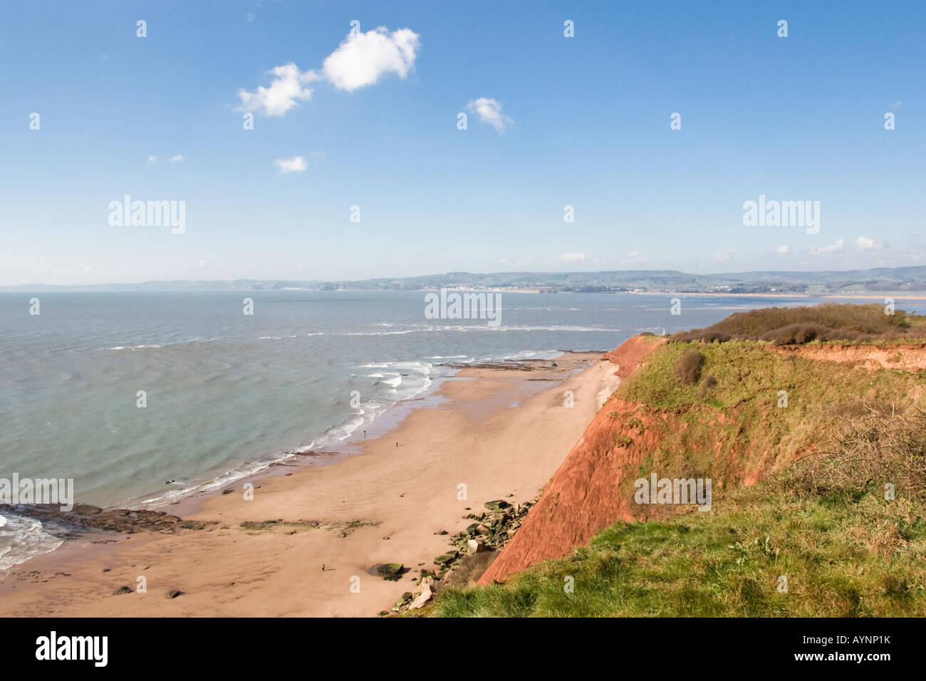 Les falaises rouges de sable et vue sur l'embouchure de la rivière Exe vers le ciel voilé des collines de Dartmoor Banque D'Images