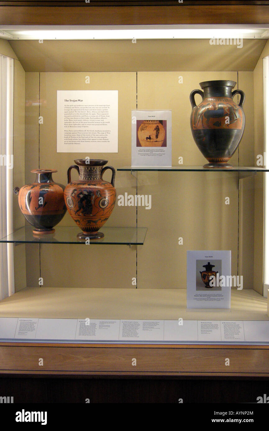Pots datant de la guerre de Troie sur l'affichage dans le British Museum London Banque D'Images