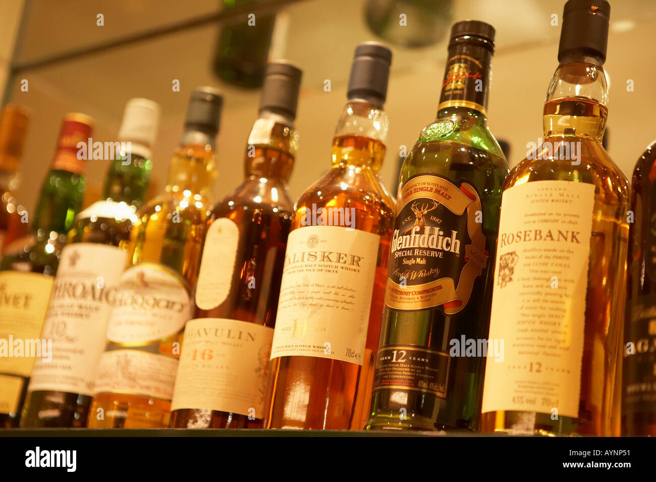 Sélection de bouteilles de scotch whisky sur étagères en verre EN BAR Banque D'Images