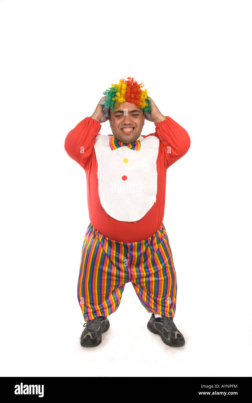 Portrait d'un clown midget ennuyé sur un fond blanc. Banque D'Images