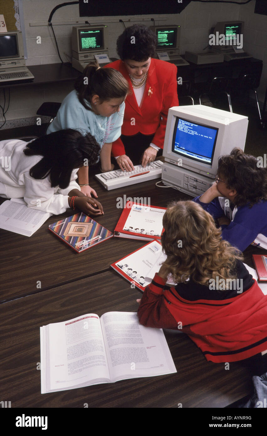 Multi Ethnic groupe d'étudiants en classe, avec l'ordinateur, et enseignante,, Lorraine Banque D'Images