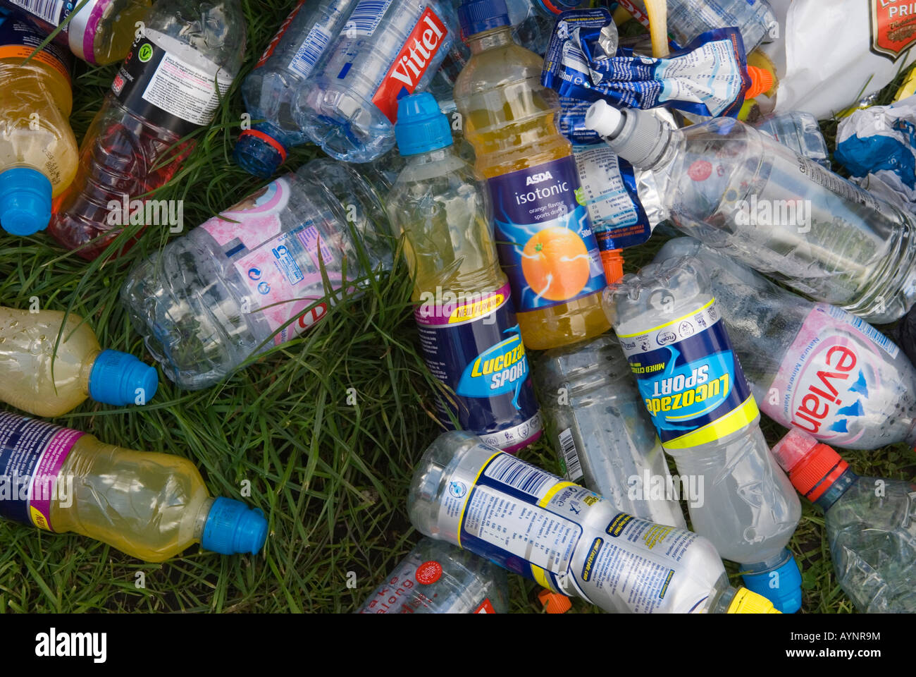 Déchets de déchets en plastique bouteilles de boisson en plastique vides à usage unique Londres Royaume-Uni HOMER SYKES Banque D'Images