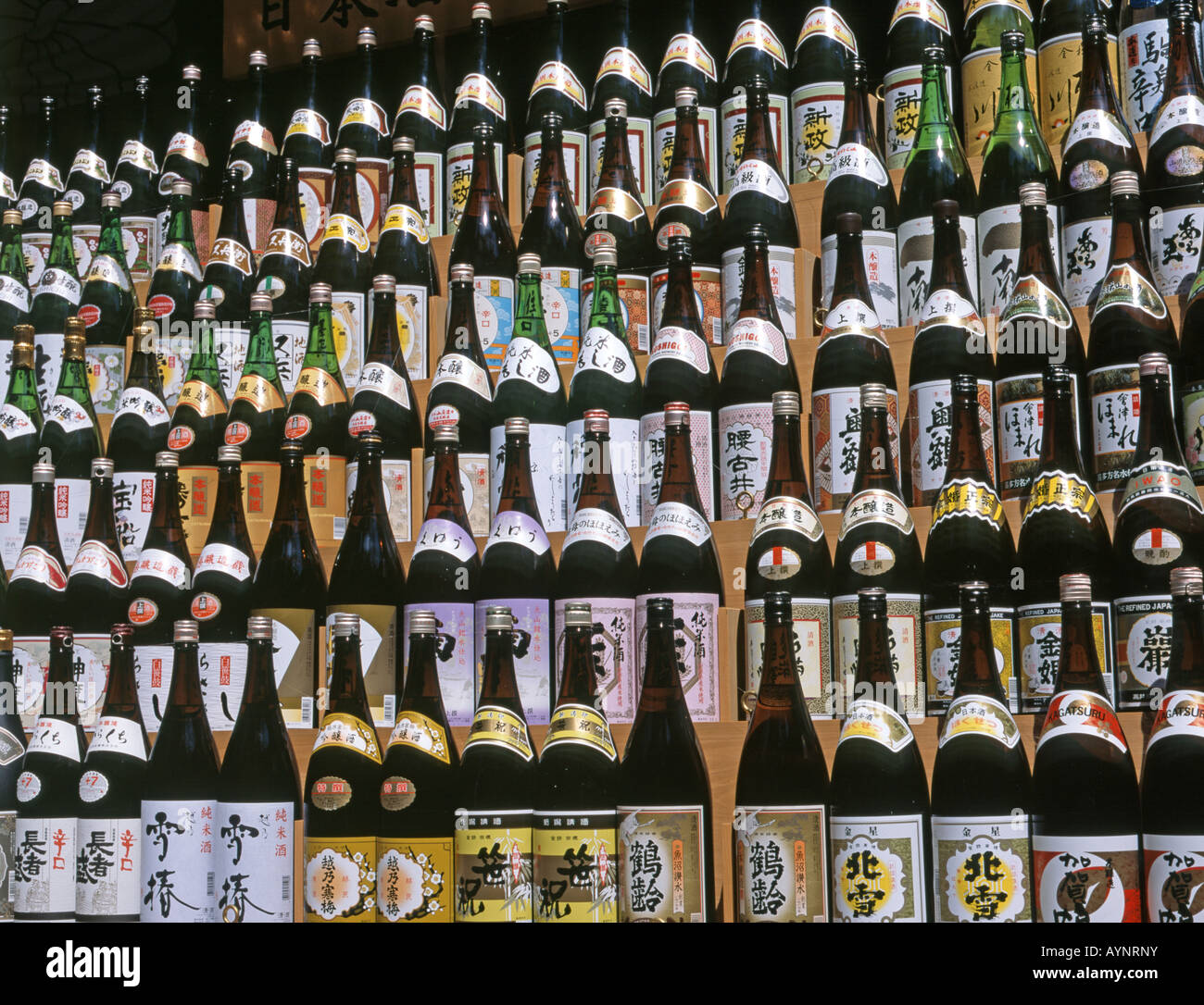 Bouteilles de saké, sanctuaire Shinto d'Ise Naiku, préfecture de Mie, Japon Banque D'Images