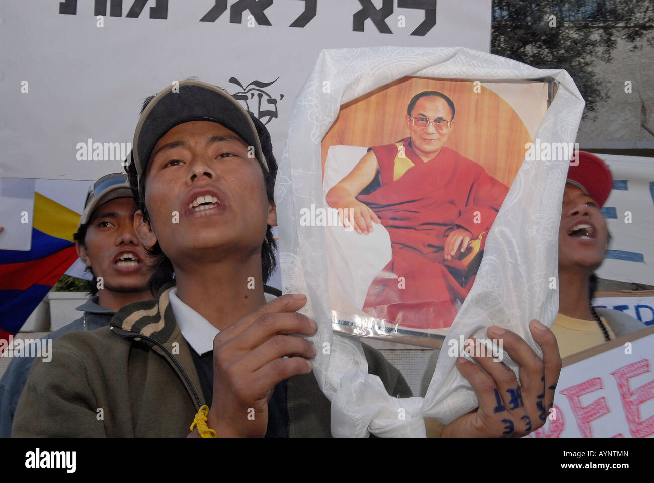 Un protestataire tibétain détient une figure du Dalaï Lama de 4th, Tenzin Gyatso, lors de la Journée du soulèvement national tibétain à tel-Aviv, Israël Banque D'Images