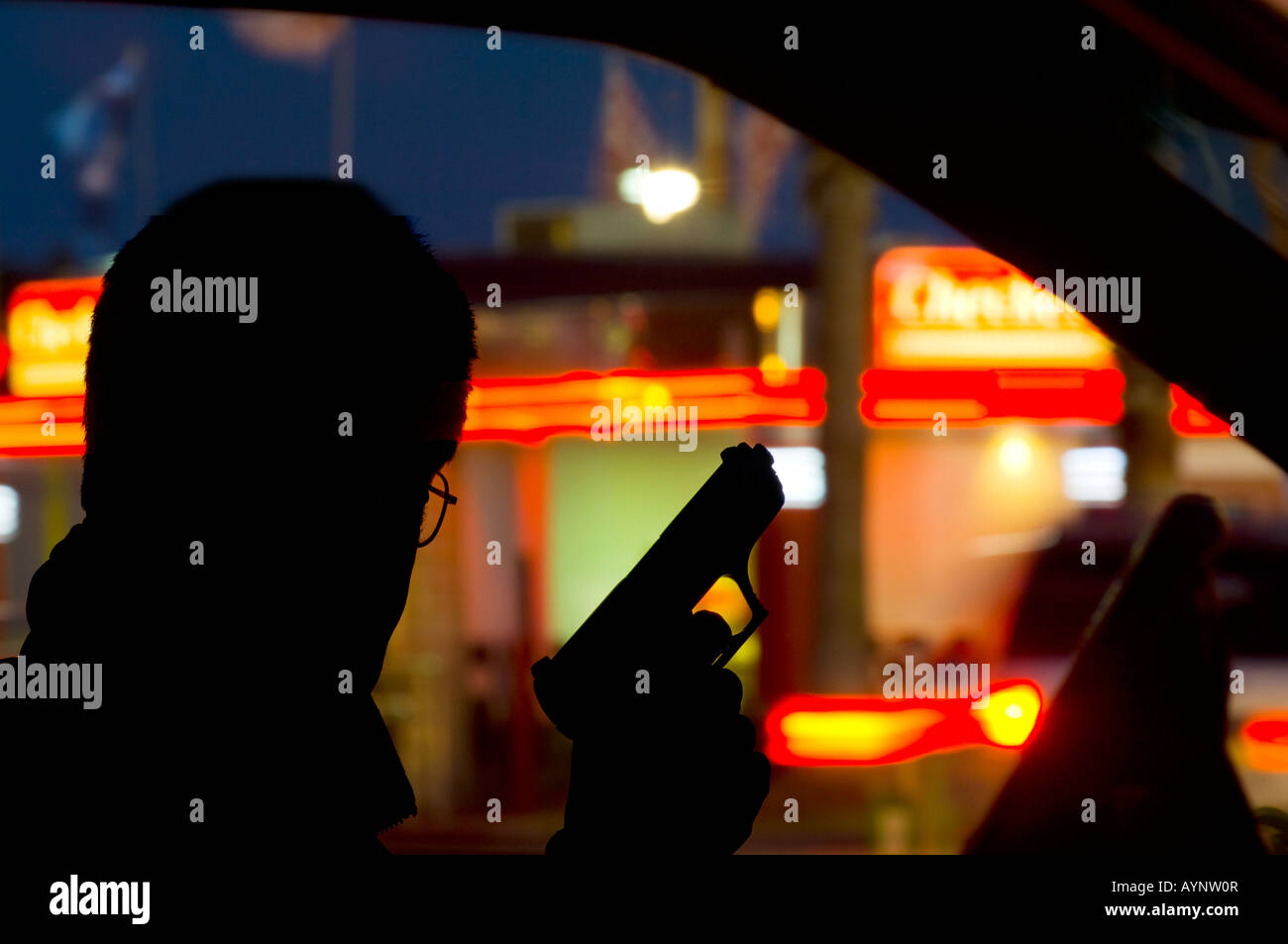 Agent d'exécution de la loi par des coups tirés au stakeout location Banque D'Images