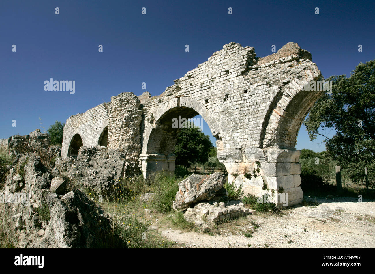 L'Aqueduc Romain à Eygalières, près de Arles, Bouches du Rhone, Provence, France Banque D'Images