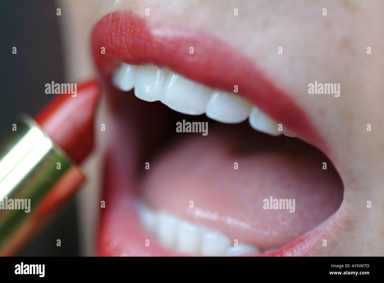 Lippen nachziehen Banque D'Images