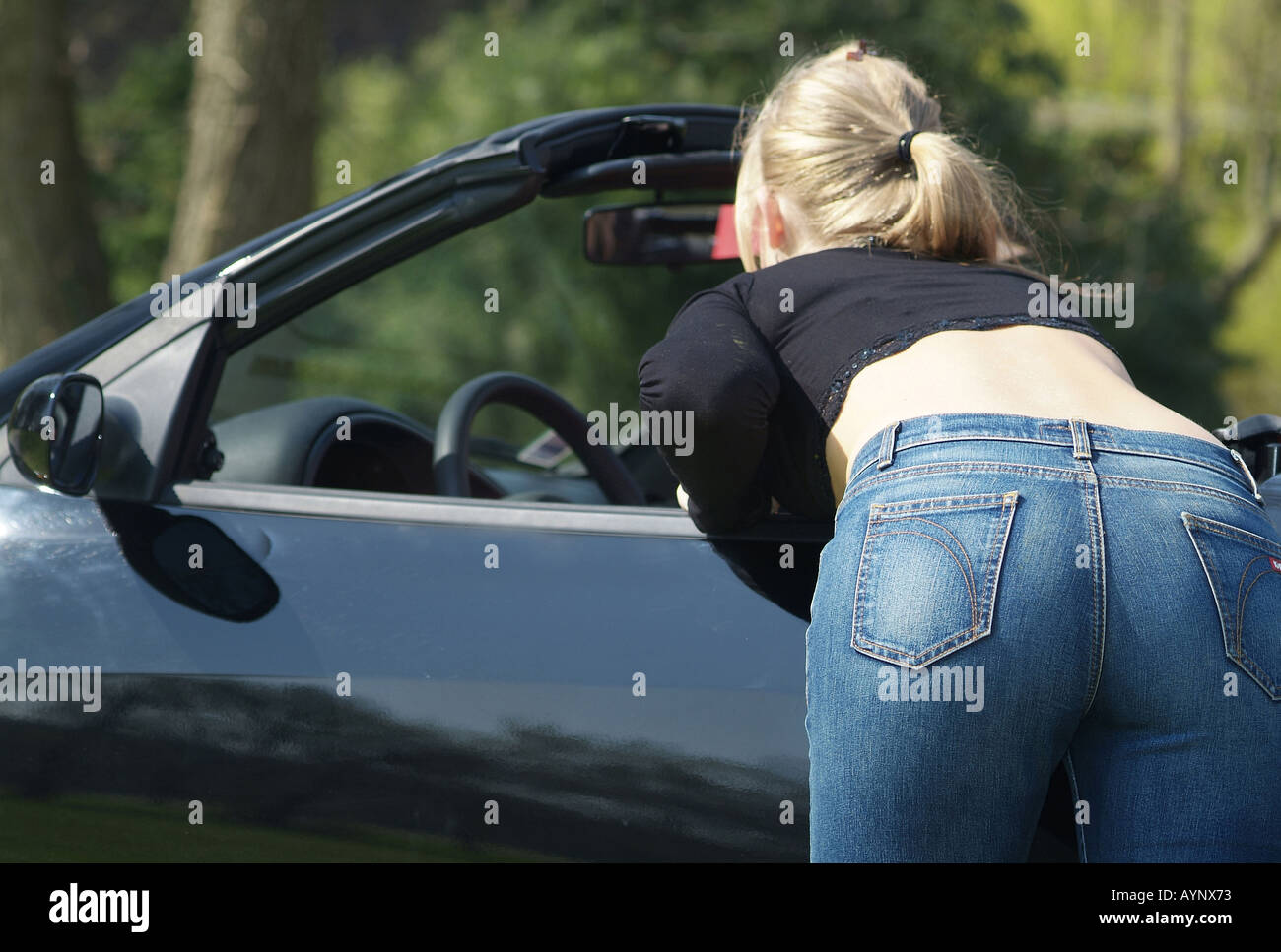 Frau schminkt sich im Spiegel von Autos Banque D'Images