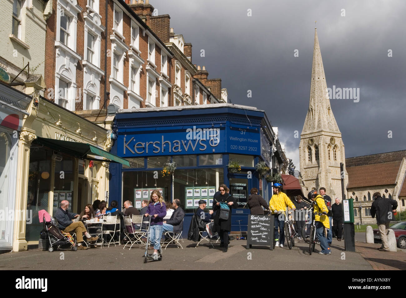 Blackheath Village South East London SE21 London UK Montpelier Vale, dimanche matin pour vous détendre. Église All Saints des années 2008 2000 HOMER SYKES Banque D'Images