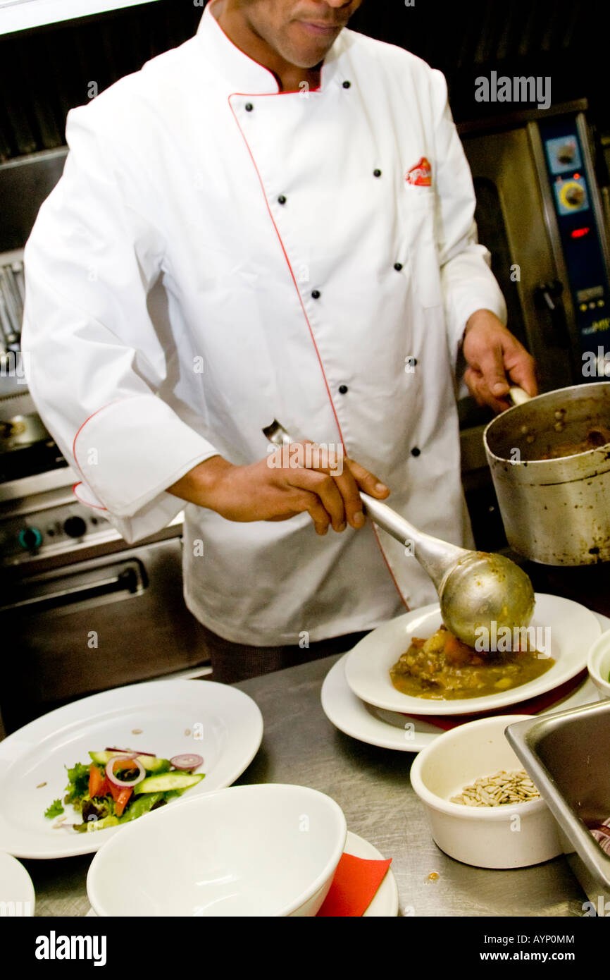 Restaurant Chef à Dublin, louche sur la plaque de l'alimentation Banque D'Images