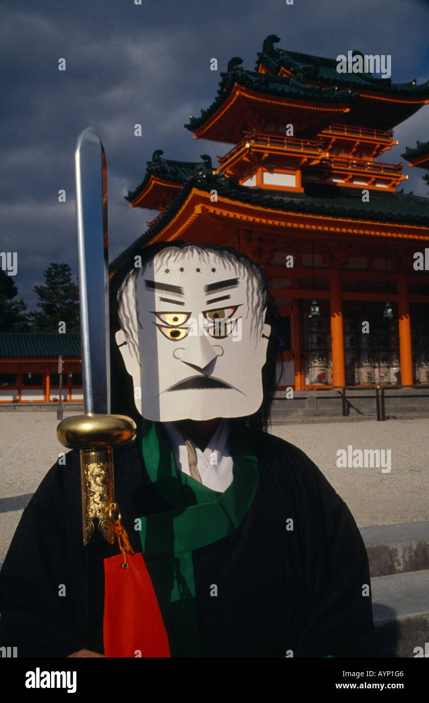 Japon Kyoto Honshu Oni dans Devil Costume masque au Temple Heian Shrine pendant Setsubun Festival lance Bean avec au-delà de la pagode. Banque D'Images