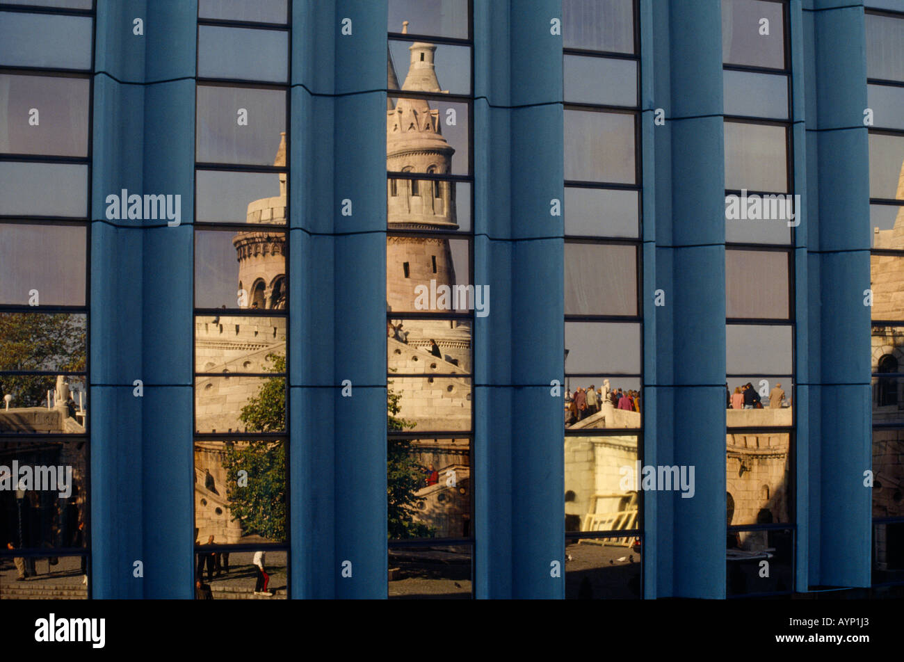 Hongrie Budapest Capitale Bastion des Pêcheurs reflétée dans les fenêtres de l'hôtel Hilton Banque D'Images