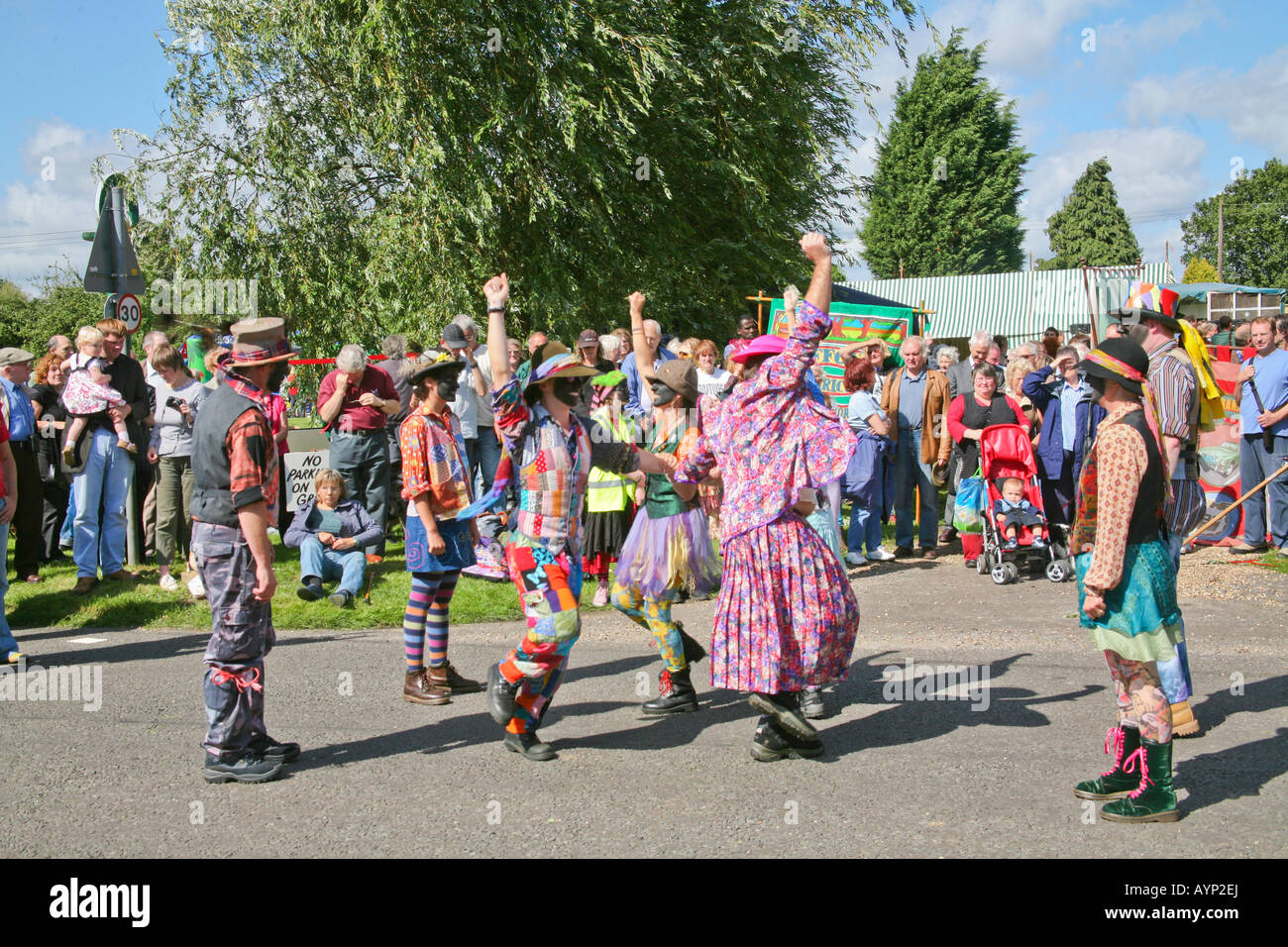 Traditionnel anglais face noire Molly Dancers performing au Burston rassemblement à Norfolk en Angleterre Banque D'Images