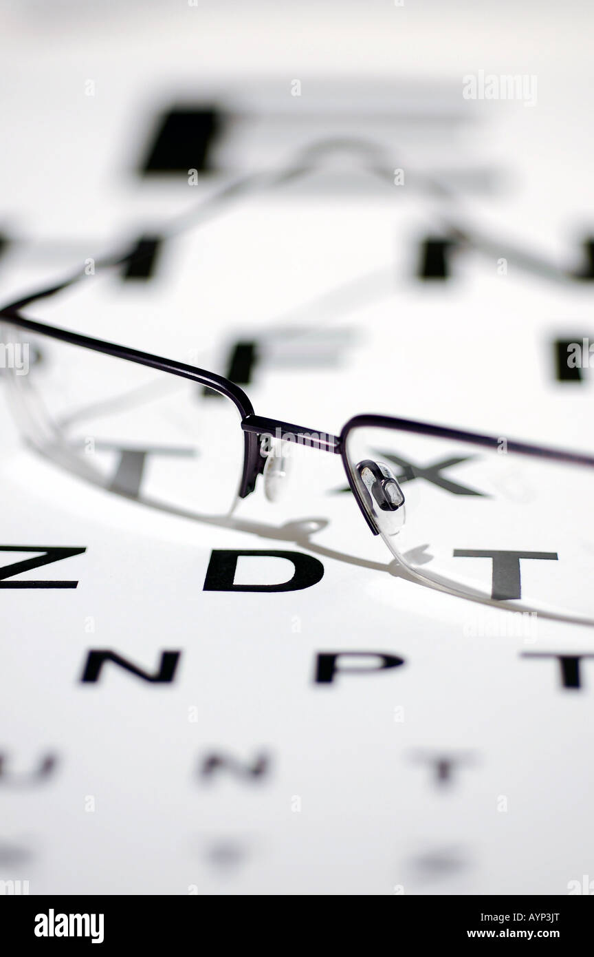 Paire de lunettes avec un tableau de Snellen Banque D'Images