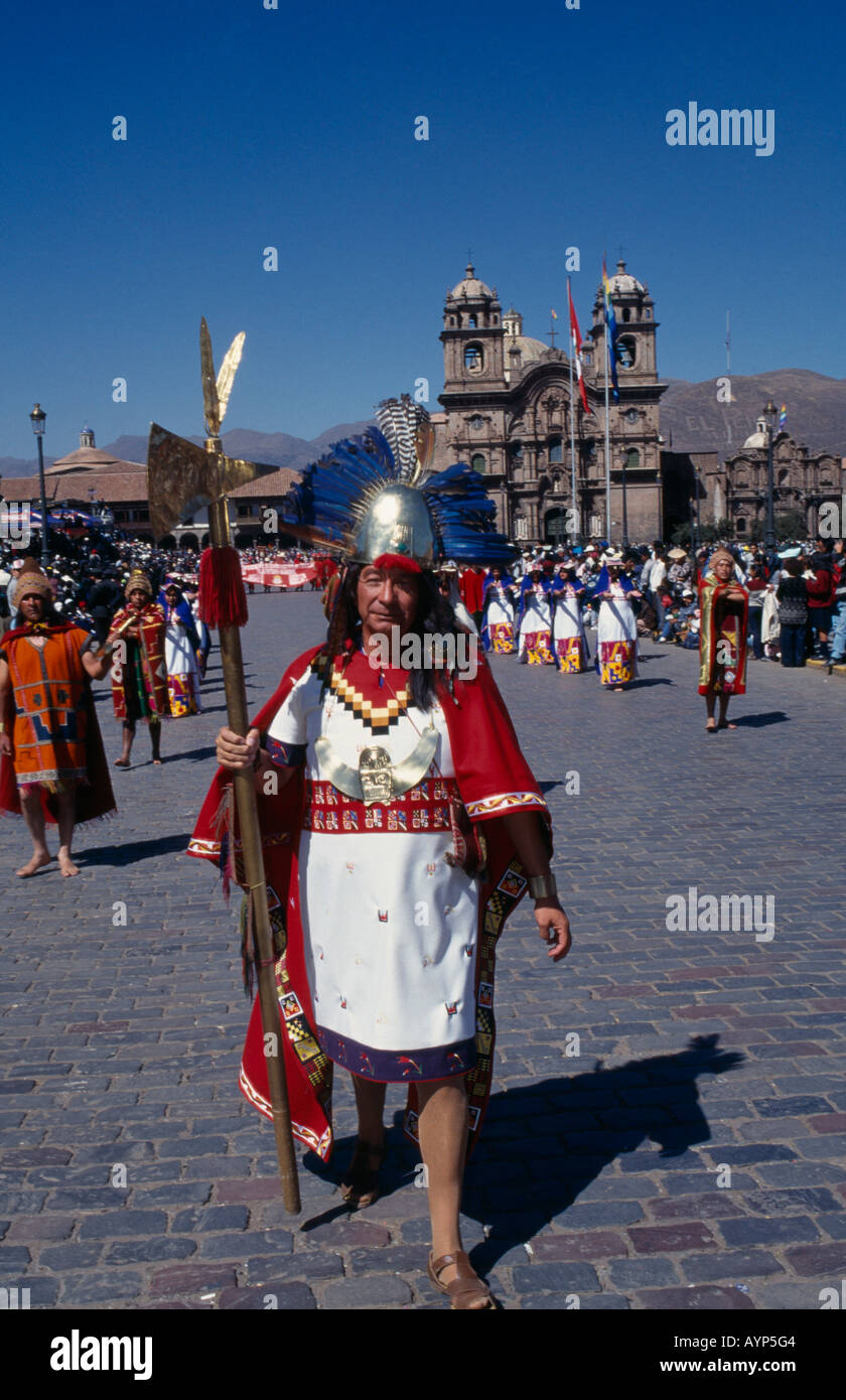 Amérique du Sud PÉROU Cuzco figure masculine en costume traditionnel à l'Inti Raymi Festival Inca du Soleil Banque D'Images